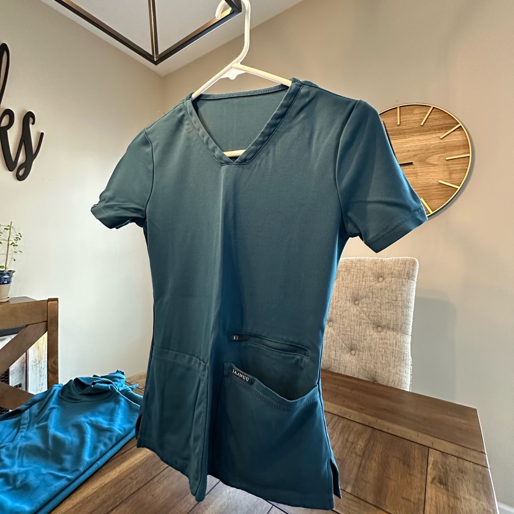 Jaanuu Scrub Top 4-Pocket V Neck